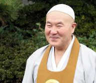 나눔과 섬김의 정신에 바탕을 두어야..