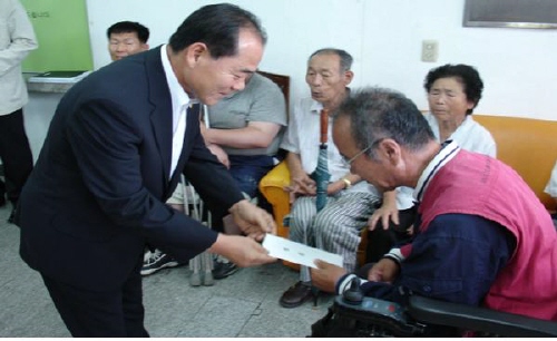 경산시 이웃돕기 성금 방문 전달 지역 단체가 기탁한 1..