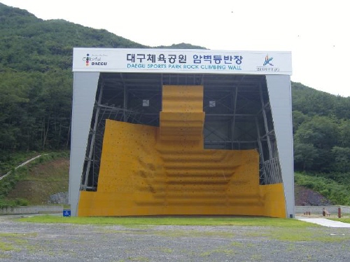 암벽 등반, “나도 해볼까?” 대구월드컵경기장내, 인공..