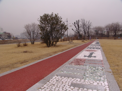 중방동 공원교 옆 체육공원 새 단장 지압 보드 인도, ..