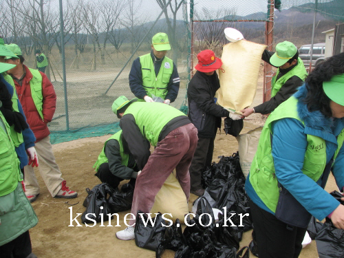 금호강 철새 먹이주기 및 자연정화금호강변에서 철새모이주..