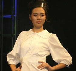 짧은 봄, ‘겸용’패션이 해답  트렌치 원피스, 셔츠 ..