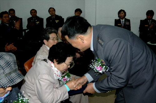 경산소방서 사랑의 보험증서 전달 경산, 청도 저소득 독..