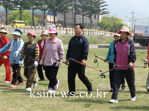 어르신들의 건강 지킴이 '노르딕 워킹'대구한의대와 국민..