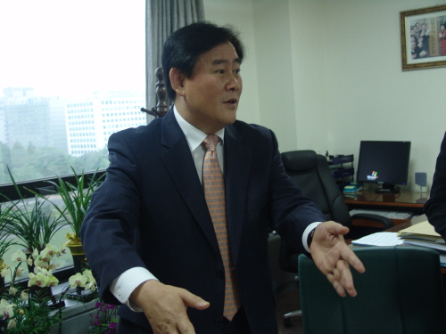 [인터뷰] 최경환 국회의원  '국비예산 확보 통해 잘사..