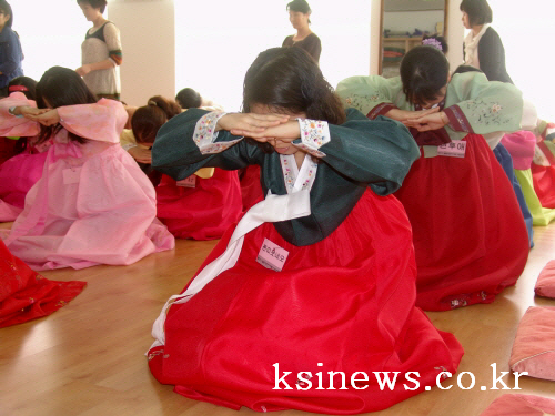 “어머님~ 절 받으세요!” 경산결혼이민가족센터 추석맞이..