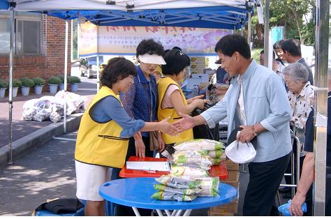 진량 창신APT 이웃돕기 바자회 지역 농산물 판매수익으..