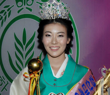 경산대추아가씨 ’시상금’ 장학금 기탁진 박은정 양 2백..