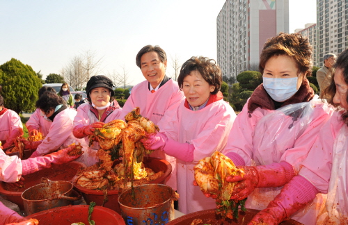 여성단체, 장애인시설 ‘김장 봉사’ 대동시온재활원에서 ..