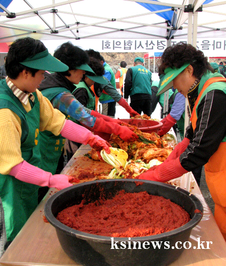 새마을지회 ‘사랑의 김장 담그기’ 총 2천 포기...관..