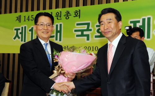 민주당 원내대표에 박지원 의원 총 81명 투표에 참여한..