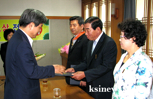 경산시, 퇴직자 정부포상 전수 장영환 국장, 이석순·허..
