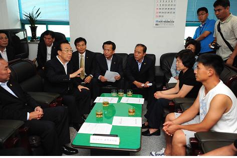 김관용 지사, 대승호 송환 위해 최선선원가족 위로 방문..