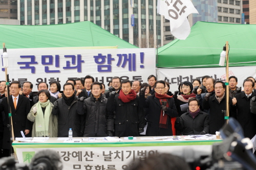 한나라당 여론조사 지지도 하락세 민주당 소폭 상승.....