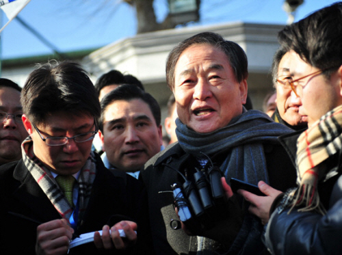 서청원 가석방 현장에 지지자 몰려 박근혜 전 대표에 대..