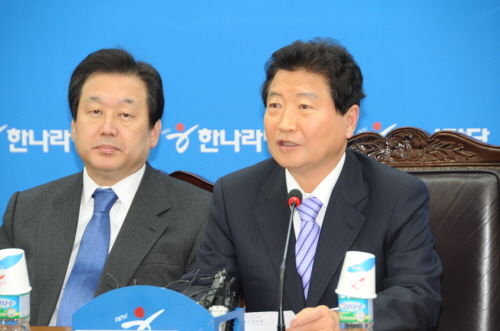 한나라당 개헌 특별기구 절충안 마련 친박계 반대로 반쪽..