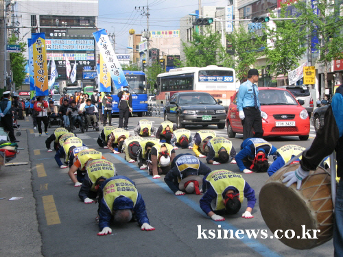 삼성병원사태 해결 촉구 ‘삼보일배’  경북도보순회투쟁단..