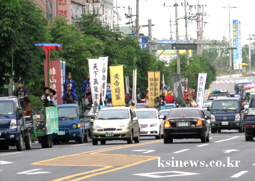 단오제 서막 알리는 ‘호장장군 행렬’ 단오날 한 장군 ..