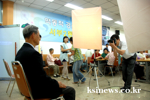“영정사진 찍고 장수하세요!” 서부2동 청년회 ‘무료 ..