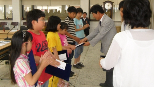 뚝배기 식품, 초등생 장학금 전달 지역인재양성 위해 와..