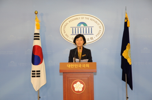 '홍준표, 여기자 발언 사과해야~' 민노당 브리핑 통해..