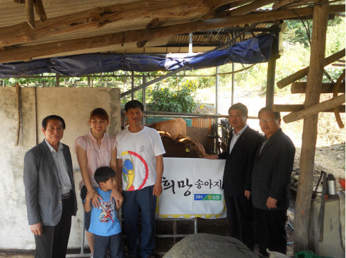 ‘희망송아지’ 키워 부자되세요! 농협시지부, 다문화가정..