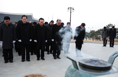 “새로운 경북시대 열어가겠다!”김관용 도지사, 현충탑 ..