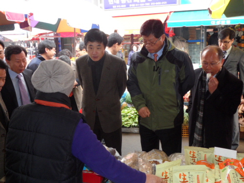 공직자 ‘설맞이 전통시장 장보기’ 경산시, 설맞이 온누..