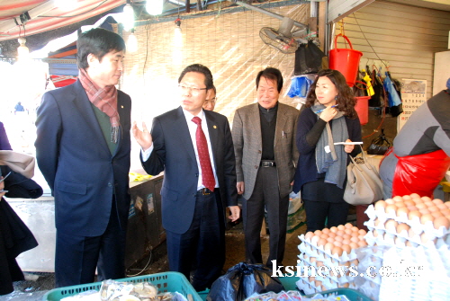 이삼걸 행안부 차관, 경산 ‘물가 점검’ 공설시장에서 ..
