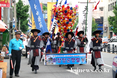자인단오 서막 알리는 ‘호장장군’ 행렬 한 장군 사당 ..