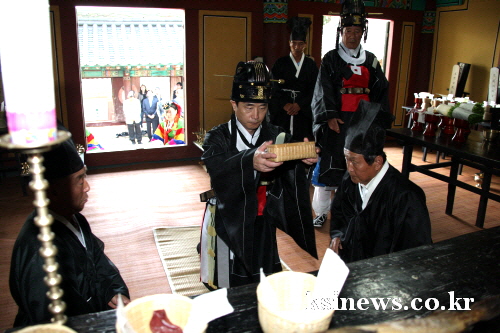 자인향교 추계 석전대제 봉행 정병윤 부시장, 지역 유림..