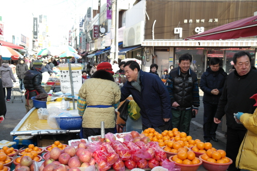 최경환 의원, 명절 소외계층 위로 관내 재래시장, 사회..