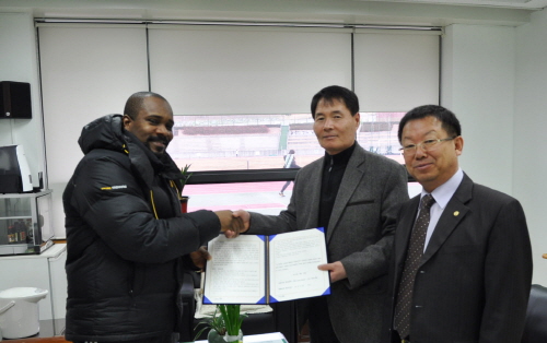 경산시, 자메이카 육상코치와 계약 연장! 오킬리 스튜와..