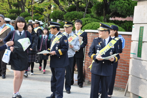 경산署, 학교폭력 예방 합동 캠페인 경산여중고교 학생들..