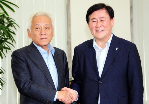 최경환 원내대표, 김한길 대표 예방 취임 후 첫 방문 ..