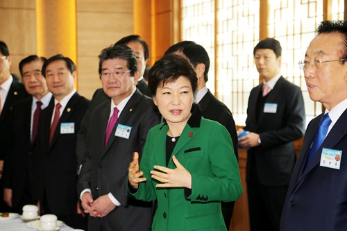 박 대통령, 안동서 경북 업무보고 청취 이어 경주 방문..