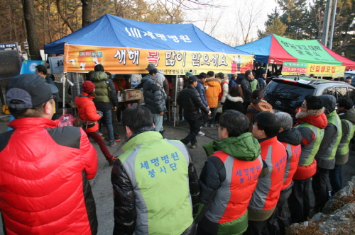 세명병원, 성암산 해맞이 ‘차나눔’ 봉사 해맞이객들과 ..