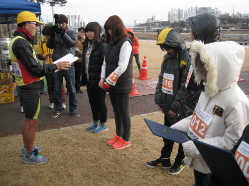 마라톤 달인 임채호, 다문화 청소년 후원 경산 다문화가..