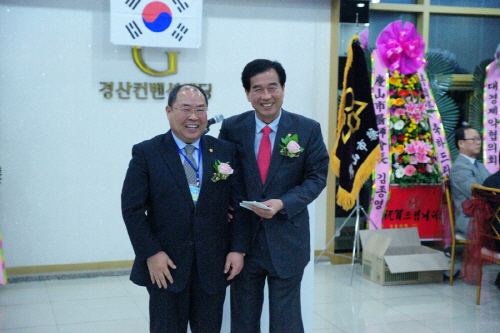 경산시약사회 장학금 300만원 기탁 회원들과 익명의 기..