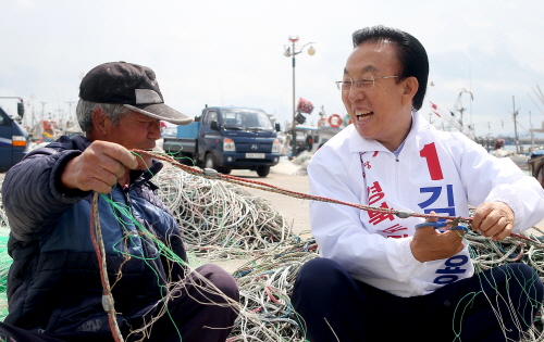 김관용 “일시적 도정 복귀 없다!” 도내 곳곳 누비며 ..