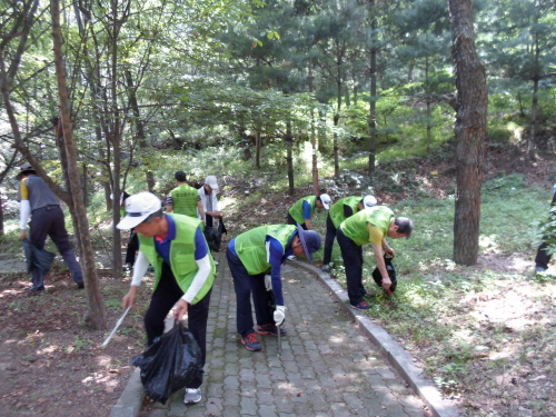 경산행정동우회, 성암산 환경정화  등산로 쓰레기 수거하..