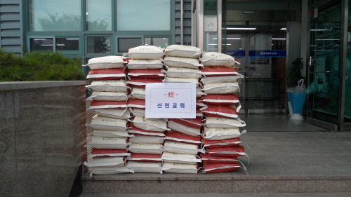 동부동 신천교회 ‘사랑의 쌀’ 기탁 김영진 목사, 소외..