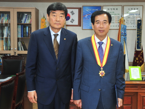 최영조 시장, 재향군인회 휘장 수상 재향군인회 발전에 ..
