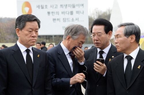 문재인, 세월호 분향소서 여권 비난! 세월호 바다에 갇..