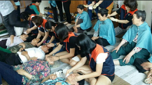 ‘행복나누기 봉사단’ 어르신 孝봉사 경로당 방문해 머리..