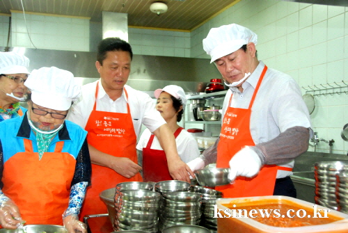 “자주 못 내려와 죄송합니다!” 최 부총리, 노인종합복..