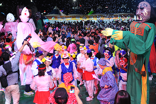 안동탈춤축제 3일 누적관광객 31만명 귀성객 축제장 찾..