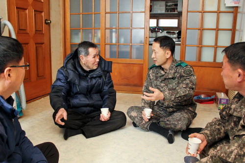 201여단, 6·25 참전용사들 위문 방문 장병들이 마..
