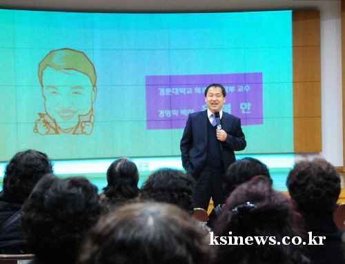 ‘2016 경산여성아카데미’ 개강 경산여성대학 수료생들..
