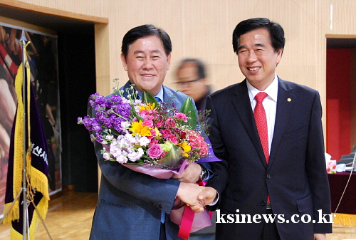새누리당 최경환 ‘69.6%’ 4선 성공  새누리-55..